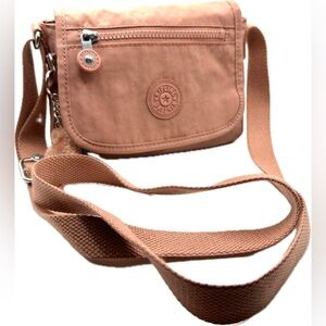 Kipling Crossbody mini bag, Excellent Condition, Peach Color. Very cute.